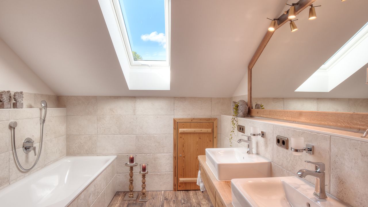 Bad I mit Badewanne, Dusche und Waschtisch Bad I mit Badewanne, Dusche und Waschtisch